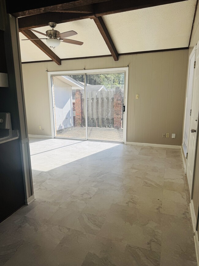 Building Photo - 1915 Reed St