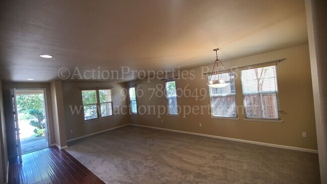 Foto del edificio - Two Story 5 Bedroom + Bonus Room 3 Bath - ...
