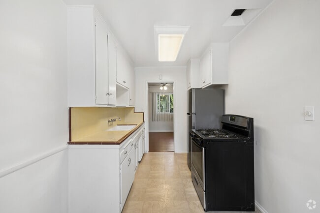 1BR, 1BA - 850SF - Kitchen - 4421 Laurel Canyon Blvd