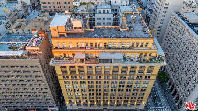 Building Photo - 215 W 7th St