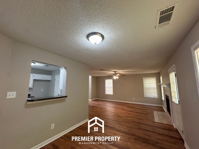 Foto del edificio - Newly Renovated Cordova Gem | 3BR/2.5BA with Soaking Tub & 2-Car Garage