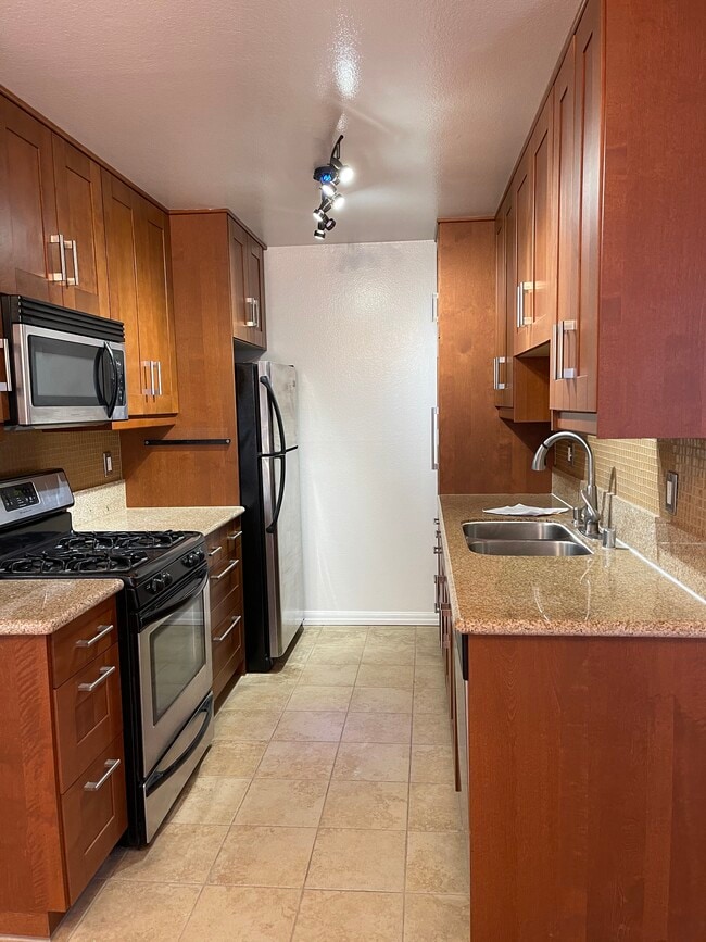 Designer kitchen - 1712 Colby Ave