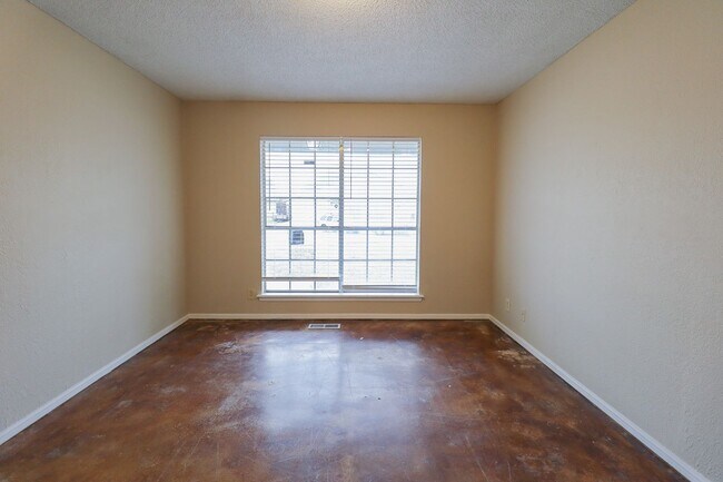 Building Photo - E 22nd St Duplex