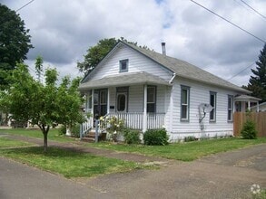 Building Photo - 136 SE Maple St