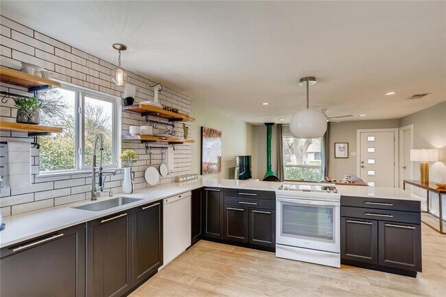 Building Photo - 2403 Aldford Dr