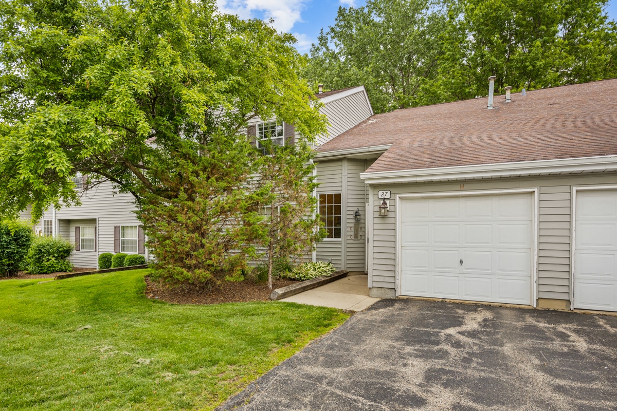 Primary Photo - 27 N Victoria Ln