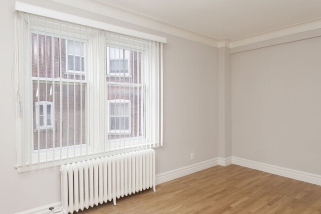 Building Photo - 4557 Rue Sherbrooke O