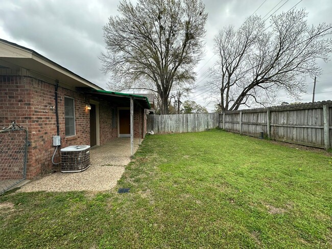 Foto del edificio - Tour Today! : 2 bedroom 1 bath duplex in W...