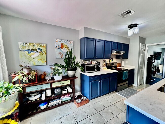 Foto del edificio - Beautiful End Unit Townhouse