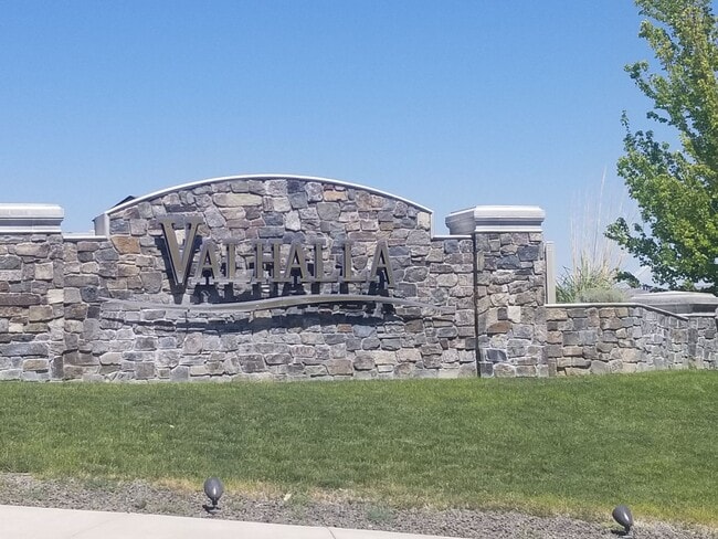 Building Photo - Selah newer 3 bedroom plus bonus room, 3 c...