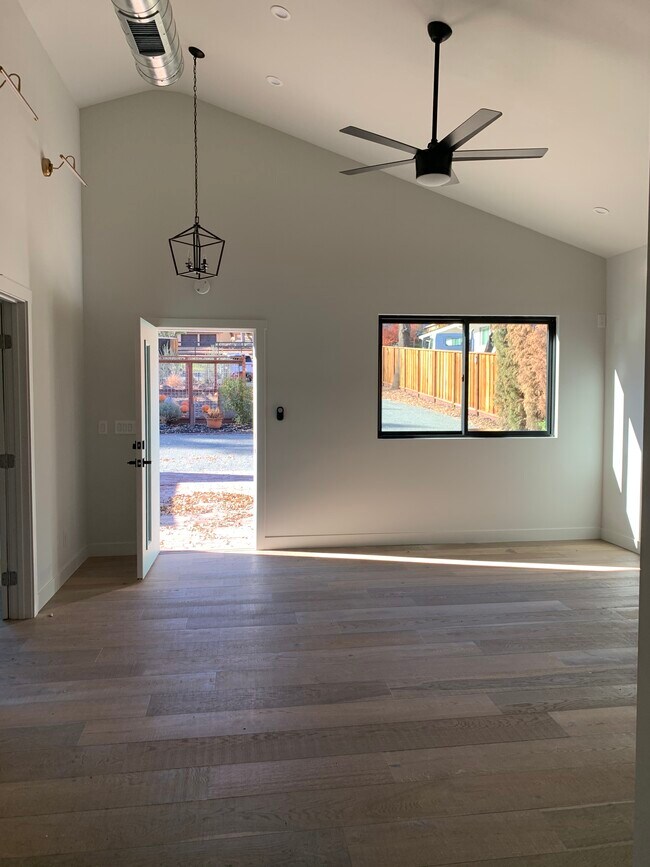 Building Photo - 2410 Lunada Ln