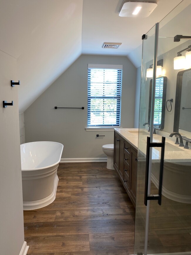 Full Bath with Tub and Shower View 1 - 263 S York Rd