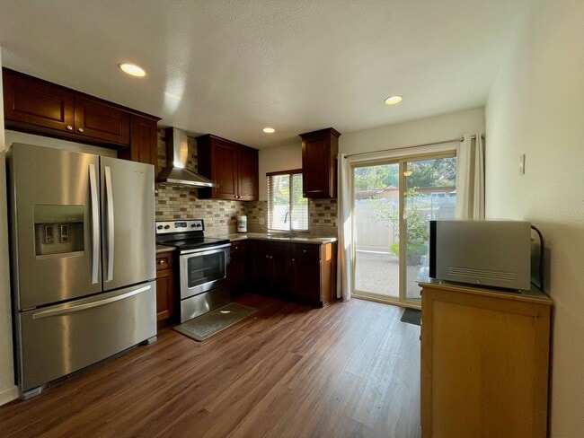 Building Photo - Single Story Condo on ground floor located...