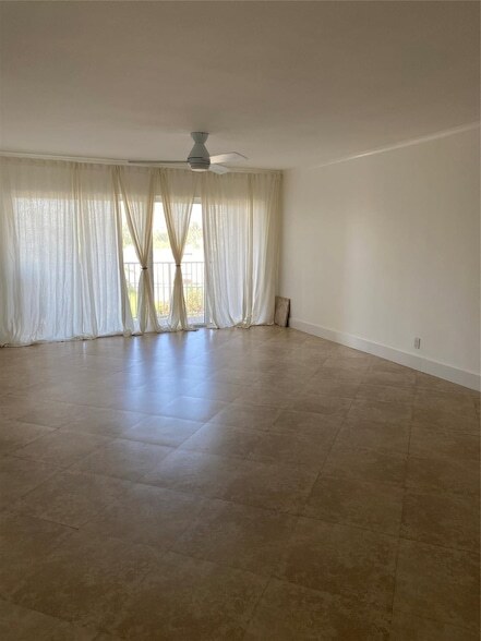 Foto del edificio - 1200 Hibiscus Ave