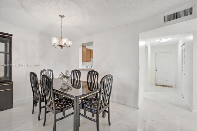 Foto del edificio - 7300 Lake Cir Dr