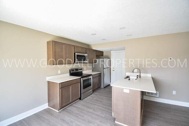 Building Photo - 3 Bedroom Townhome with Garage
