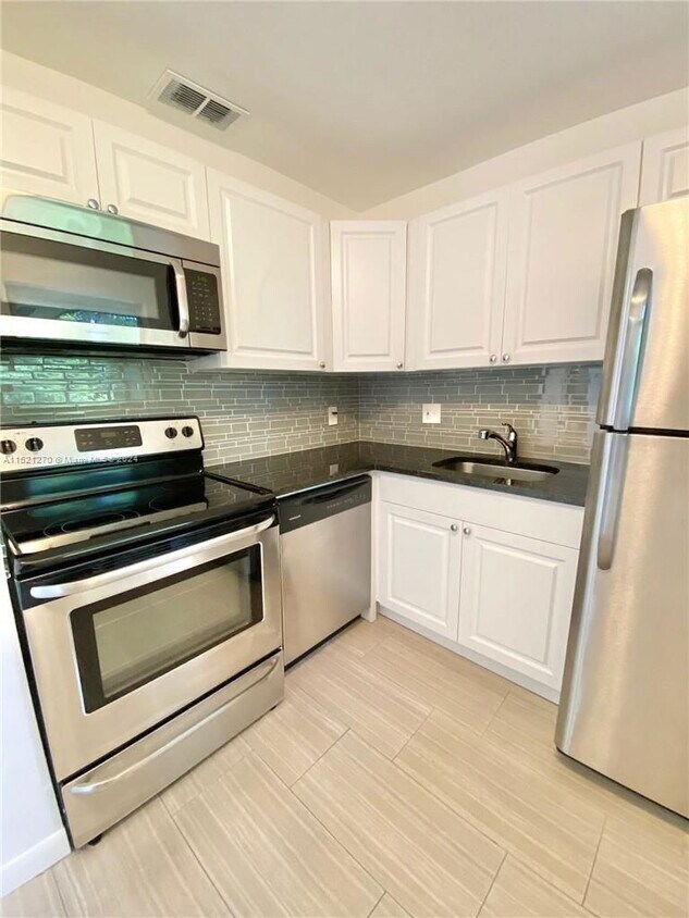 Foto principal - 3930 Crystal Lake Dr