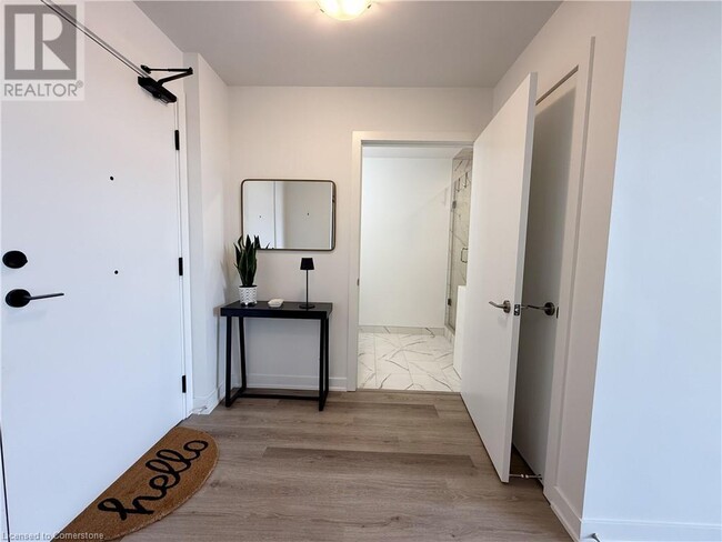 Photo du bâtiment - 600 N Service Rd