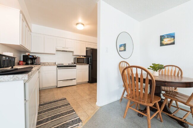 Foto del edificio - Stylish & Fully Furnished 2-Bedroom in the Heart of Farmington – Flexible Lease Terms!