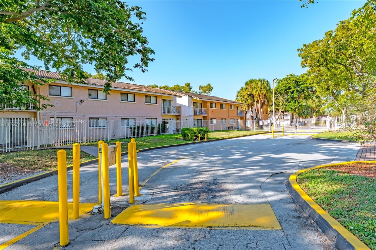 Foto principal - 7200 NW 179th St