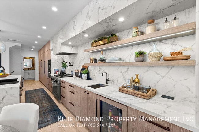 Building Photo - 3301 Lincoln-