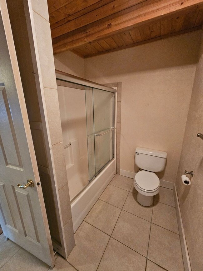 Building Photo - Large 2bd 1 ba House with tons of storage