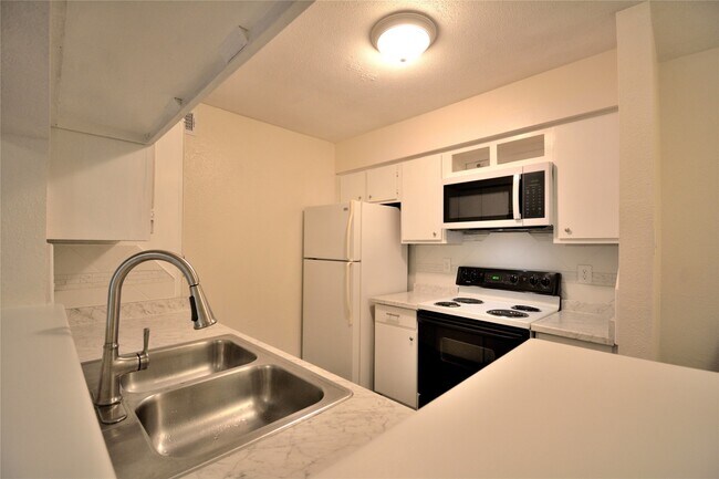 Building Photo - 18800 Egret Bay Blvd