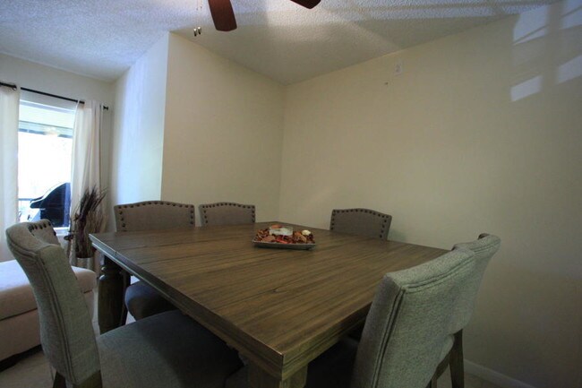 Building Photo - 1/1 Condo in Pine Ridge