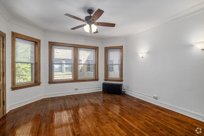 1BR, 1BA - 450SF - Living Room - 2339 N. Geneva