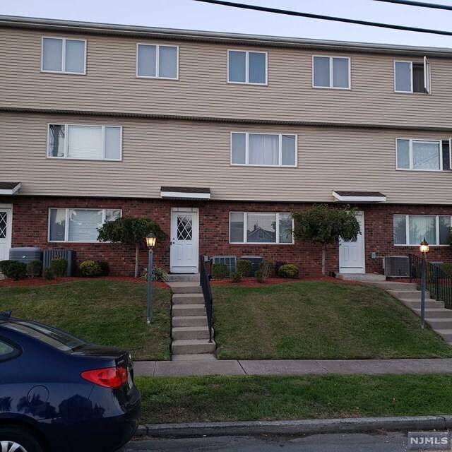 Primary Photo - 635 Schuyler Ave