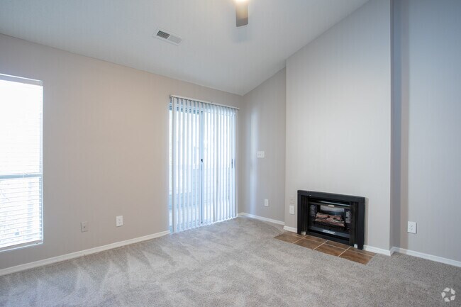 2 habitaciones, 2 baños, 1000 pies cuadrados, área de estar - Lexington Farms Apartments