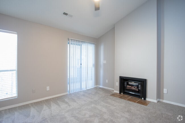 2BR, 2BA - 1,000SF - Living Area - Lexington Farms Apartments