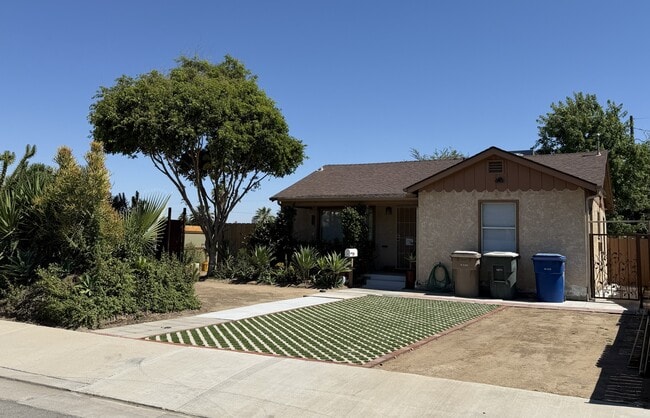Building Photo - 901 Castaic Ave