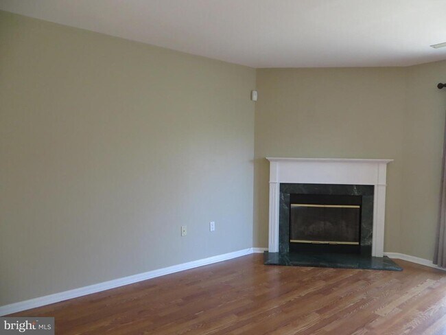 Building Photo - 6403 Rolling Hill Dr