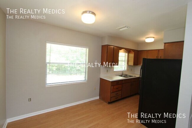 Foto del edificio - Lovely 2 Bedroom, 1 Bathroom Home in Deland!!