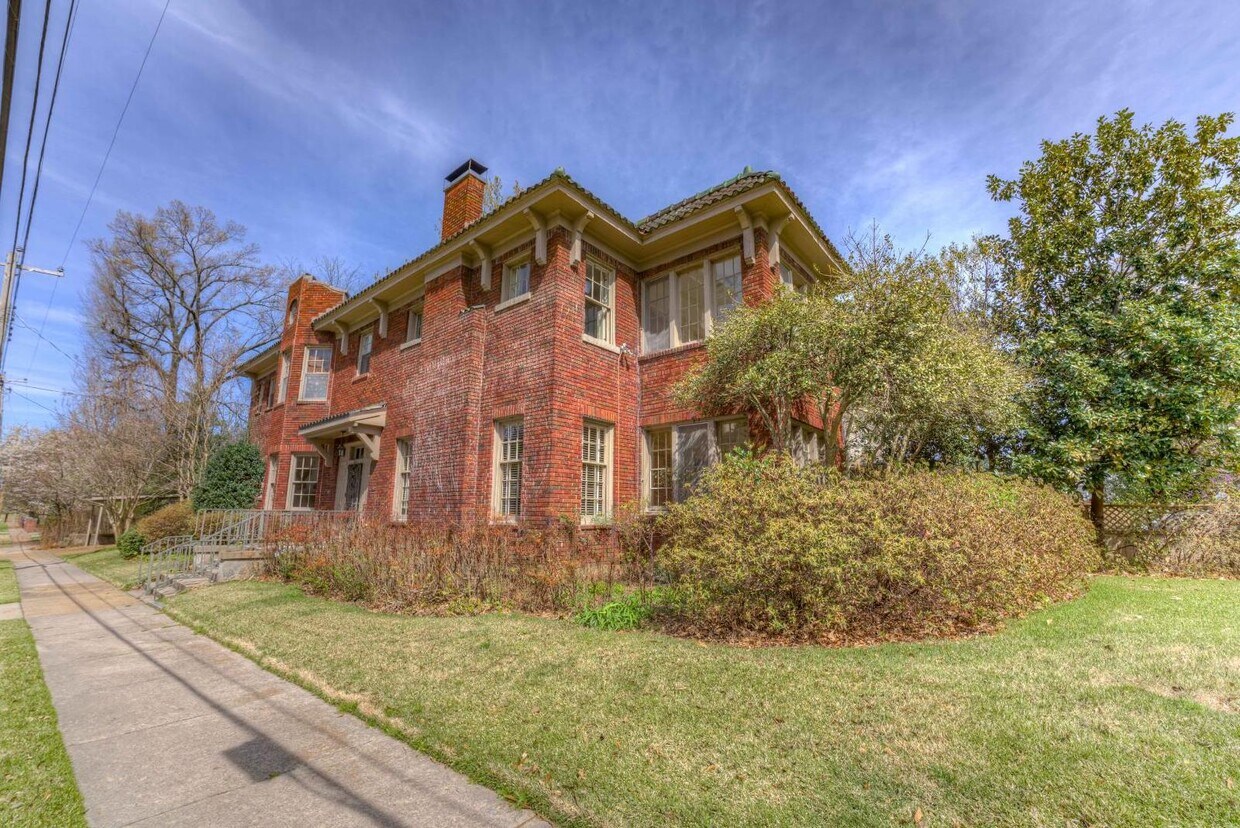 Primary Photo - Central Gardens 3br Charmer!
