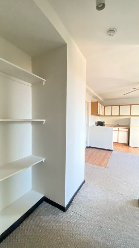 Building Photo - 3933 N Clarendon Ave