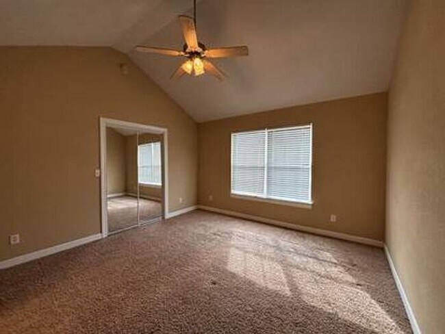 Foto del edificio - Spacious 2BR 2.5 BA Home w/ Granite tops + Garage in Blue Springs