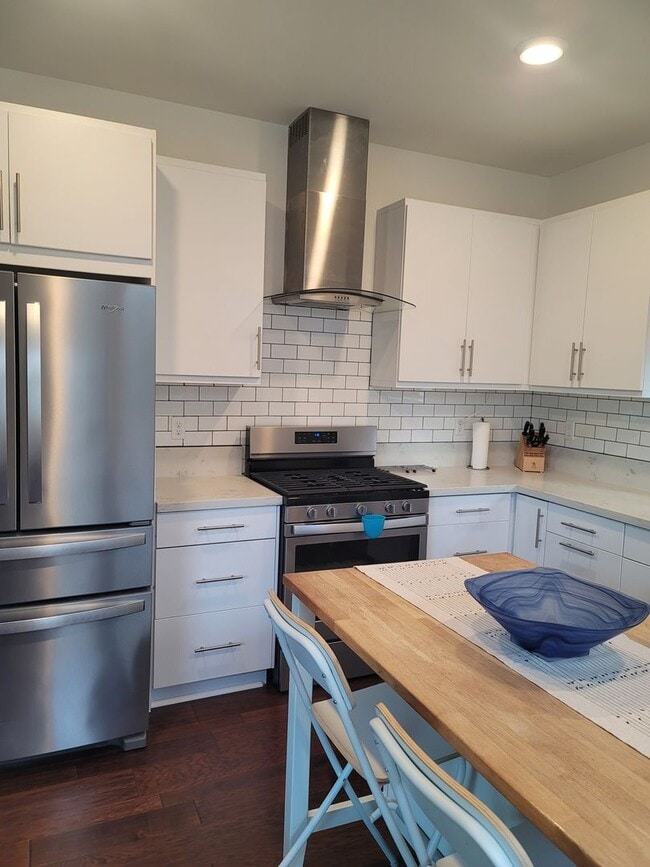 Building Photo - Cozy condo with roof top balcony in Downto...