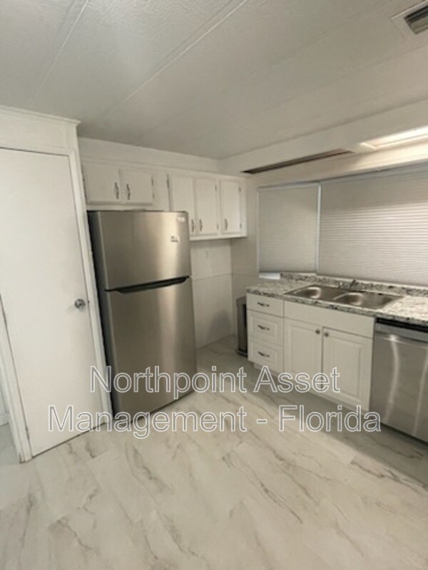 Foto del edificio - 5002 Windmill Manor Ave