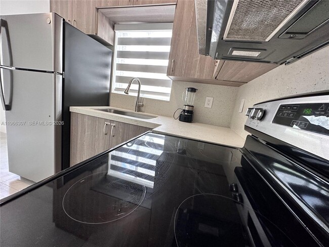 Building Photo - 842 SW 14th Ave