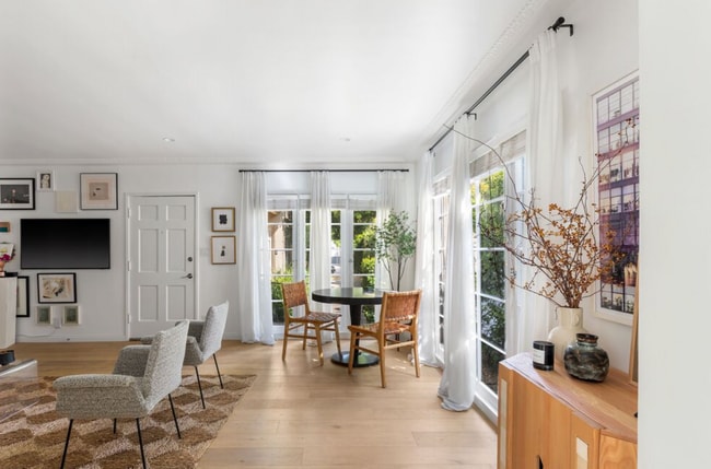 Building Photo - Charming Large 1 Bed with a Huge Private P...