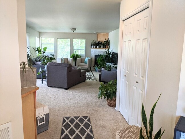 Building Photo - Beautiful Two Bedroom Condo