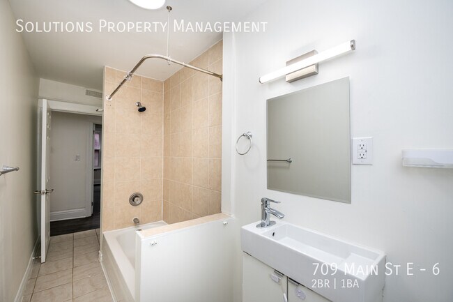 Photo du bâtiment - **Newly Renovated 2 Bedroom + Den**