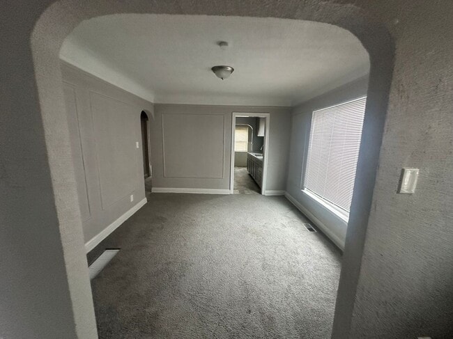 Building Photo - 15862 Stansbury Ave