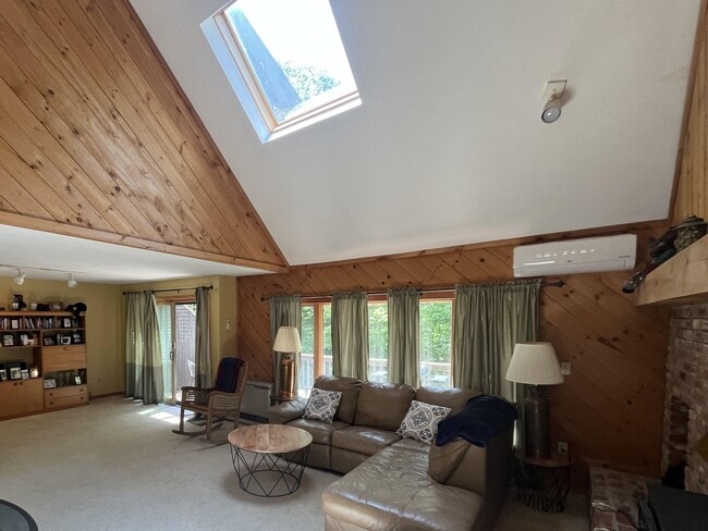 Building Photo - 35 Woodland Pines Rd