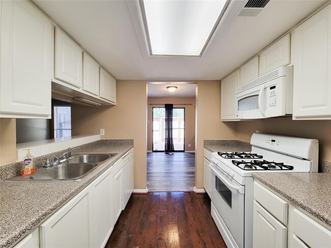 Building Photo - 27 W Willowood Ct