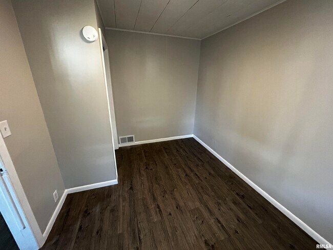 Foto del edificio - 1020 E Kansas St