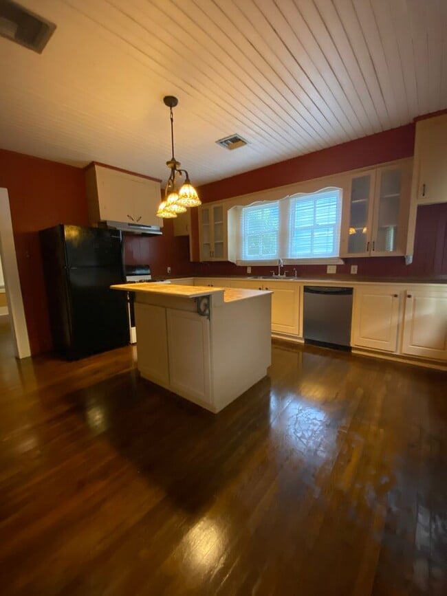 Building Photo - 2 bedroom 1 bath