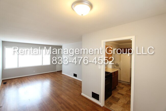 Foto del edificio - New On The Market!  Large 3 Bedroom 1 Bath...